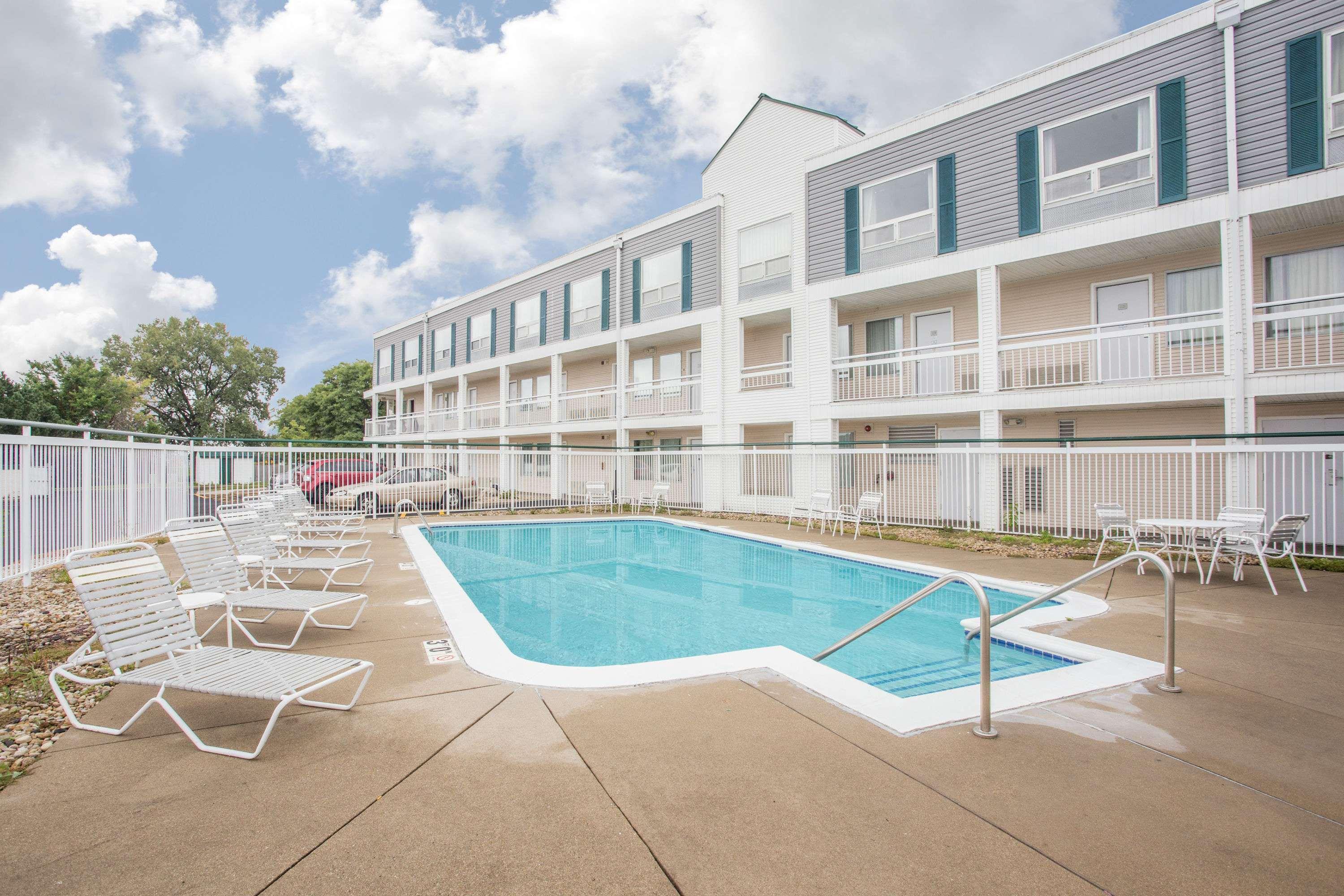 Hotel Super 8 By Wyndham Madison East Extérieur photo