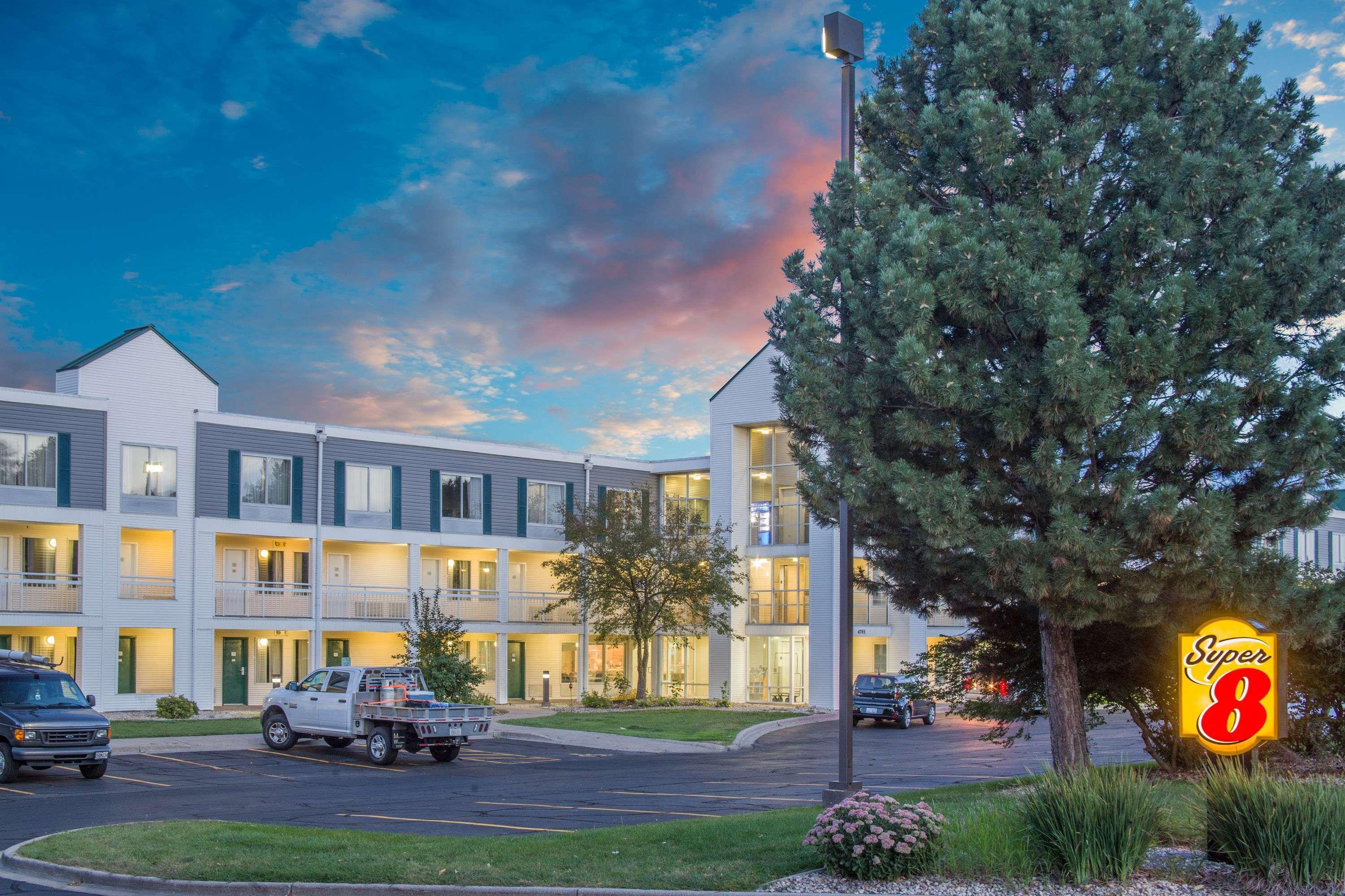 Hotel Super 8 By Wyndham Madison East Extérieur photo