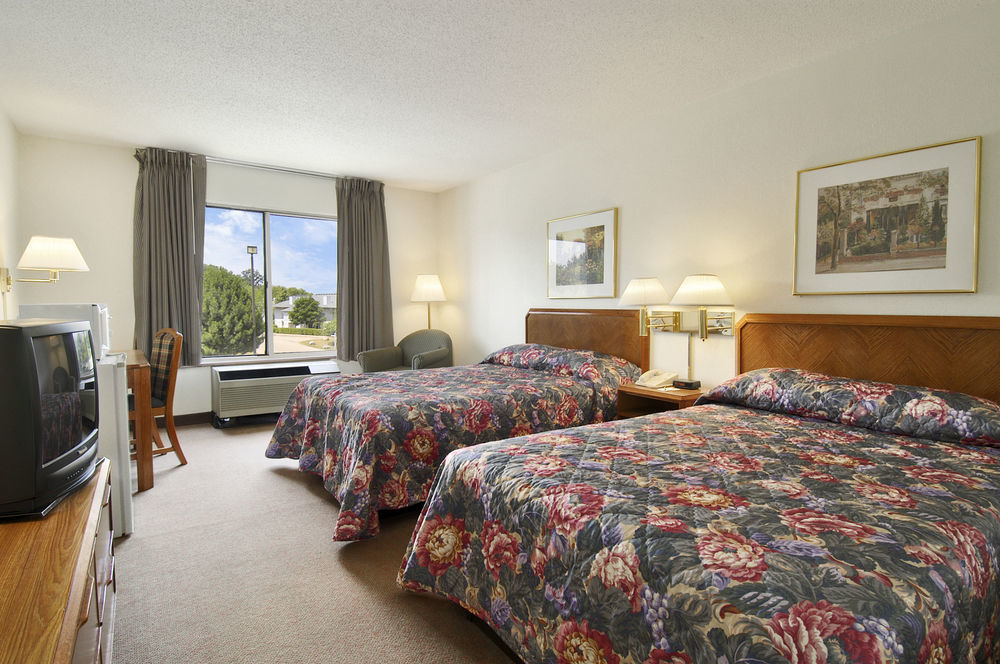 Hotel Super 8 By Wyndham Madison East Extérieur photo
