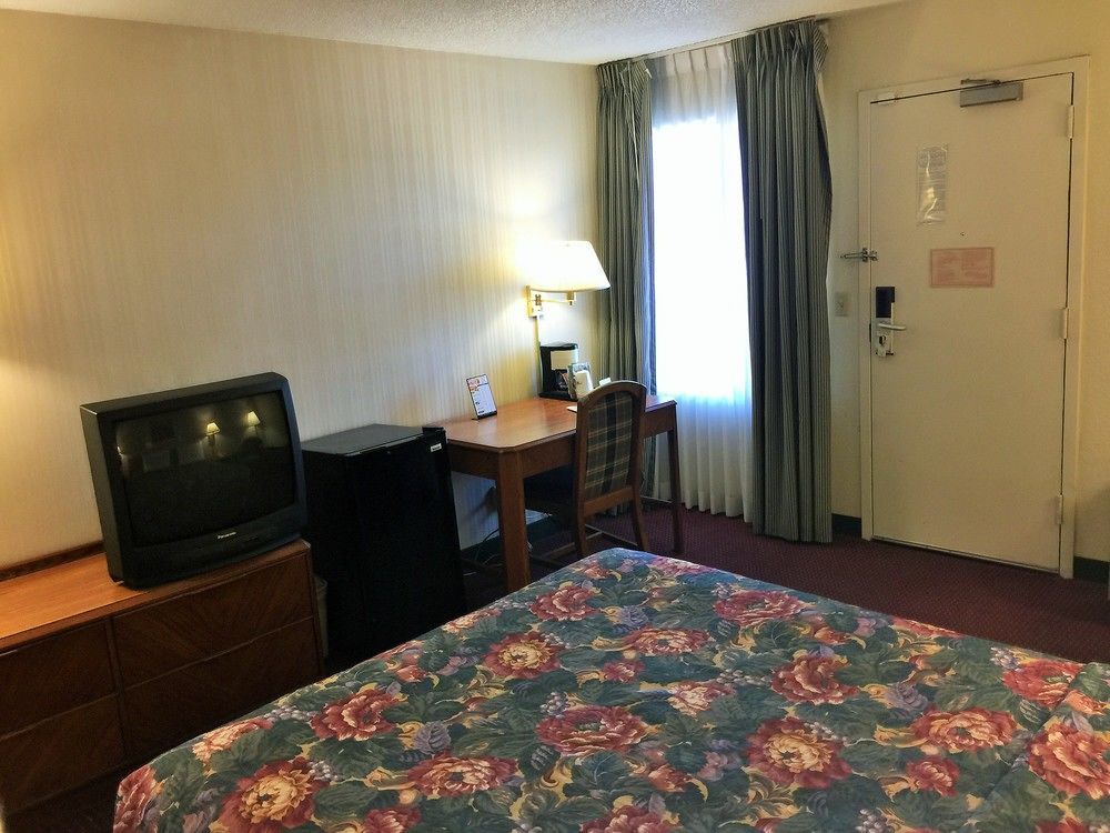 Hotel Super 8 By Wyndham Madison East Extérieur photo