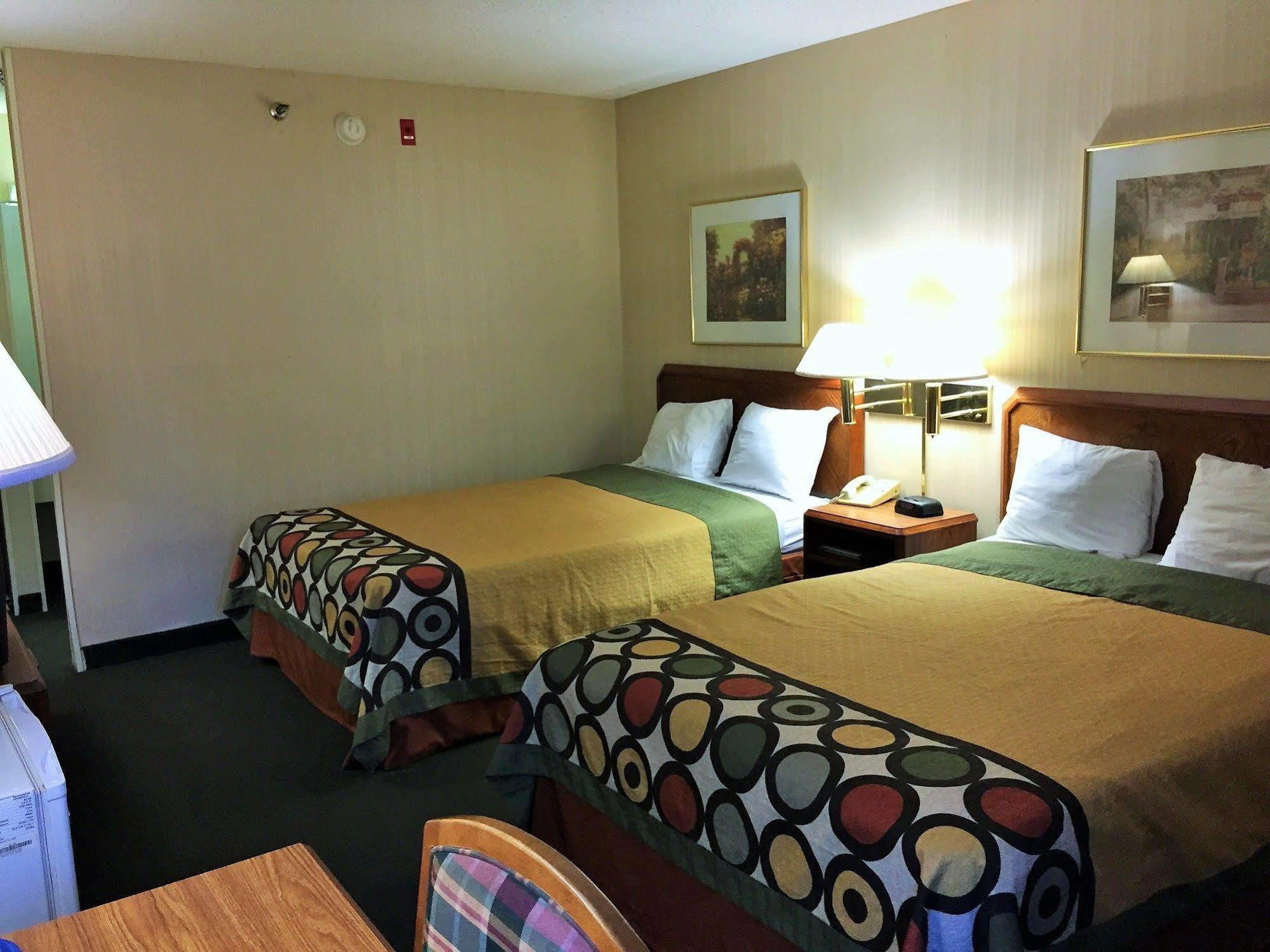 Hotel Super 8 By Wyndham Madison East Extérieur photo
