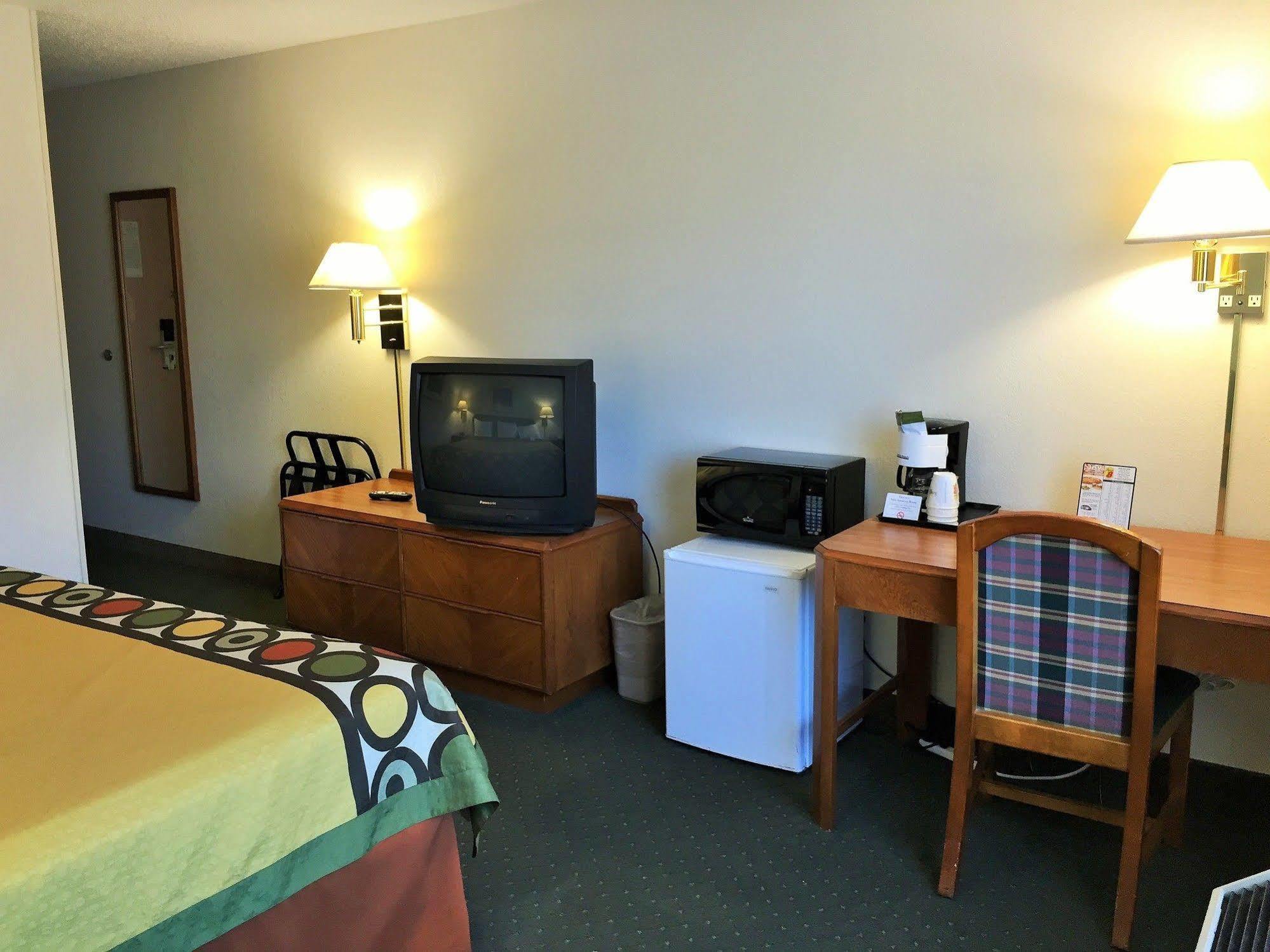 Hotel Super 8 By Wyndham Madison East Extérieur photo