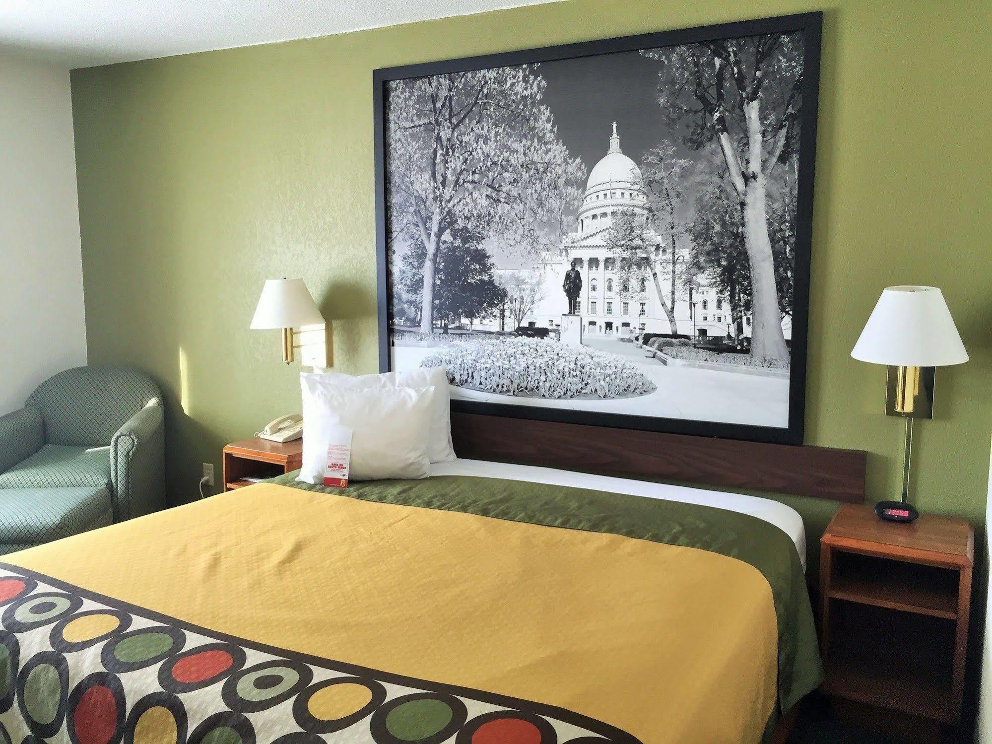 Hotel Super 8 By Wyndham Madison East Extérieur photo