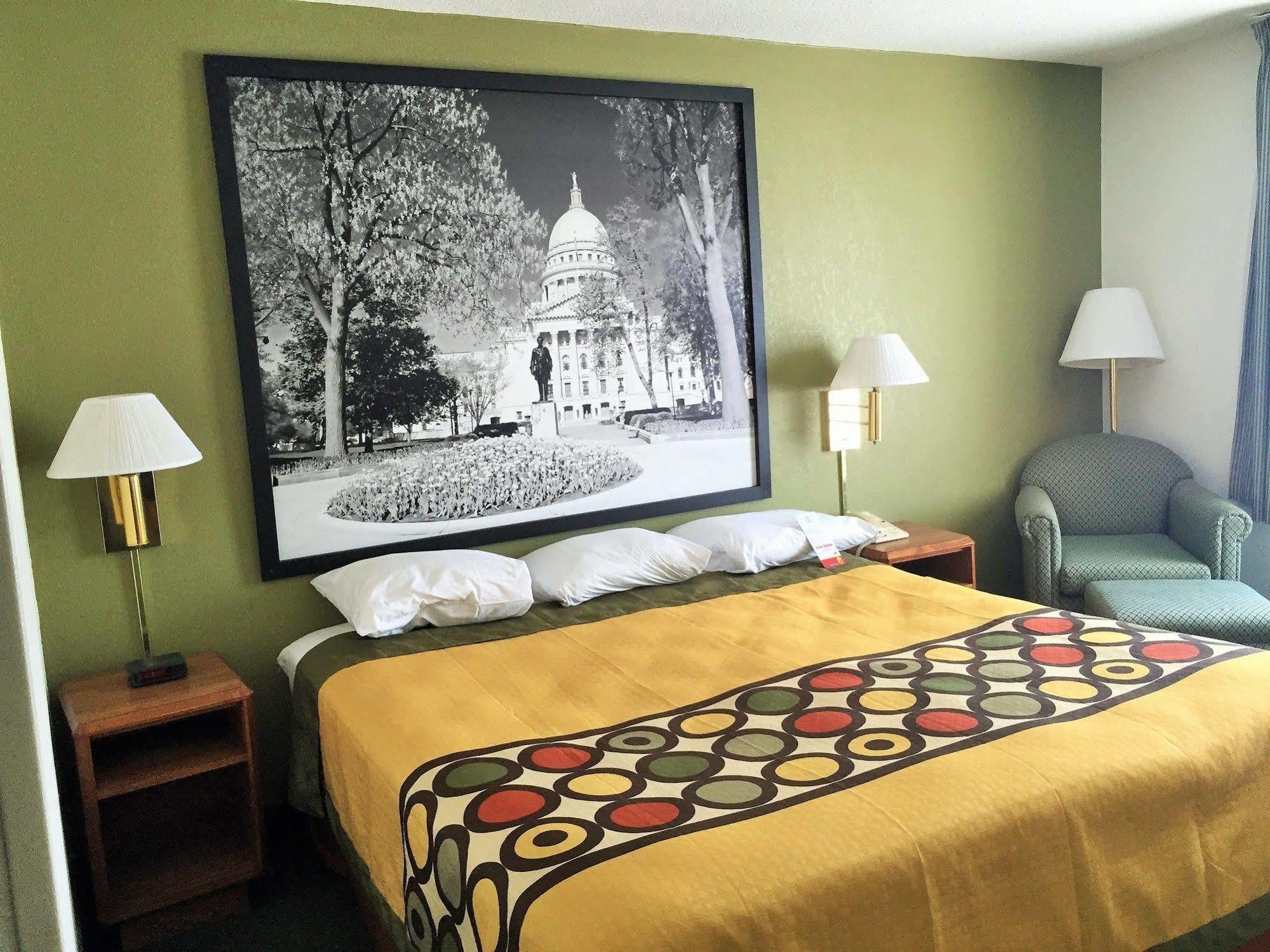 Hotel Super 8 By Wyndham Madison East Extérieur photo