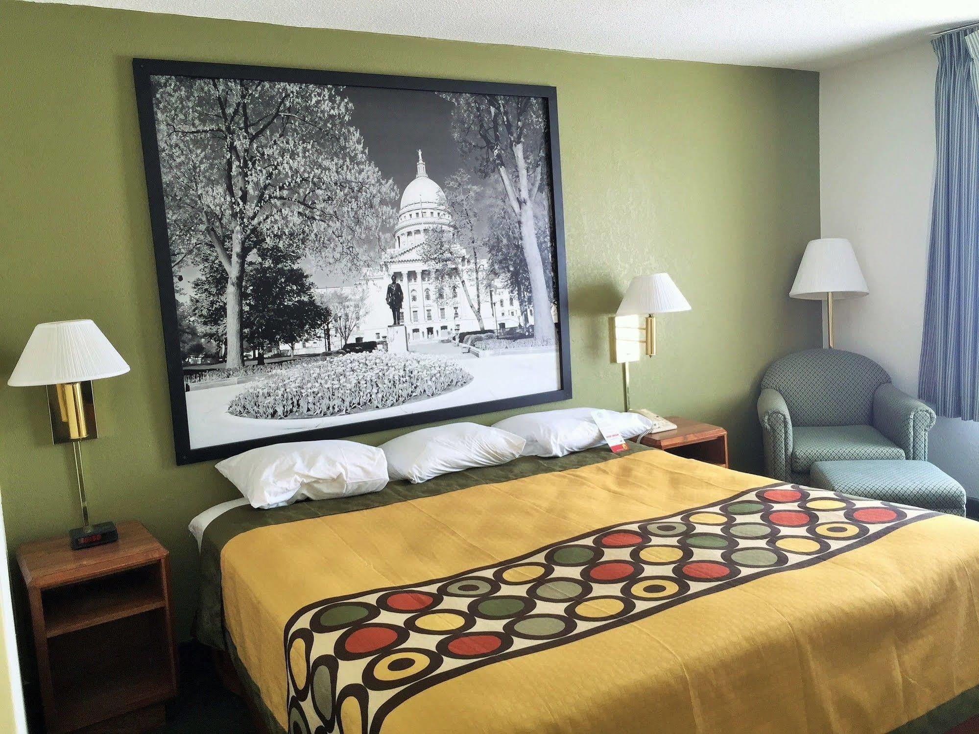 Hotel Super 8 By Wyndham Madison East Extérieur photo